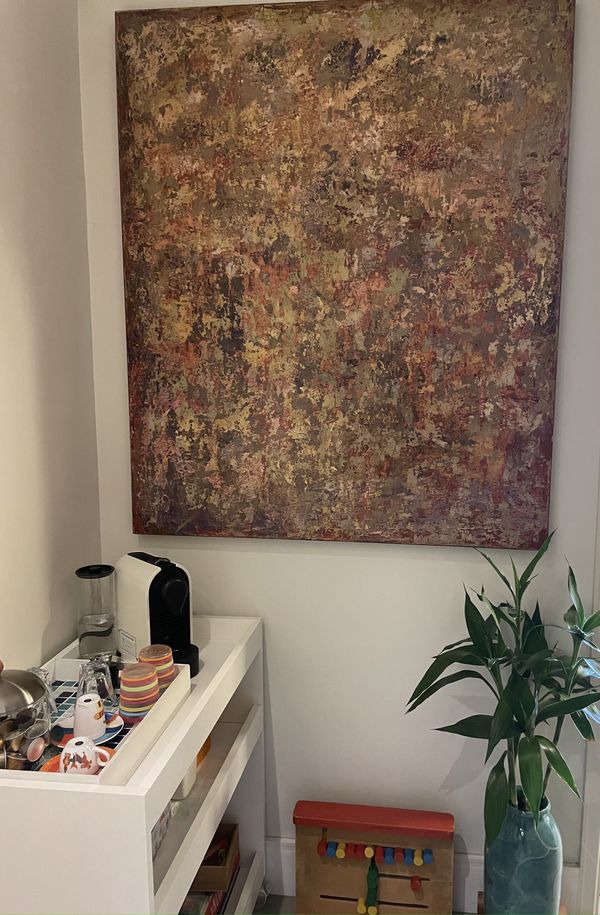 Cantinho do café, com um quadro e uma planta