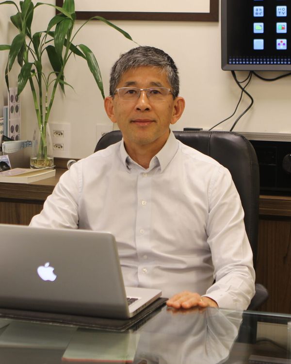 Dr. Enio Wakisaka em seu consultório