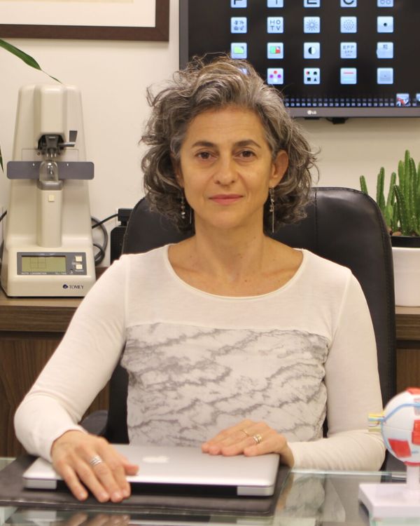 Dra. Christiane Sciammarella Wakisaka em seu consultório