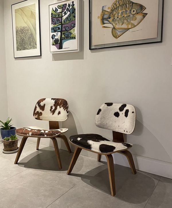 Poltronas e gravuras na sala de espera