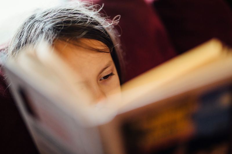 Criança com dificuldade de leitura